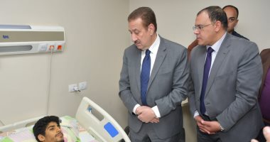محافظ بورسعيد يزور اللاعب كريم الريس ويوجه بنقله لمعهد الكبد بالمنوفية