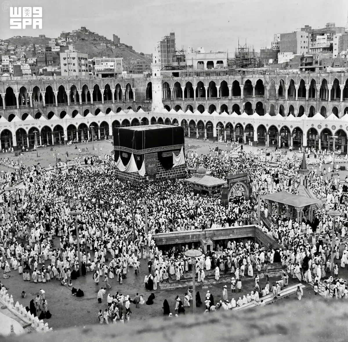 قرنٌ من العناية والإتقان.. تاريخ كسوة الكعبة المشرفة في العهد السعودي