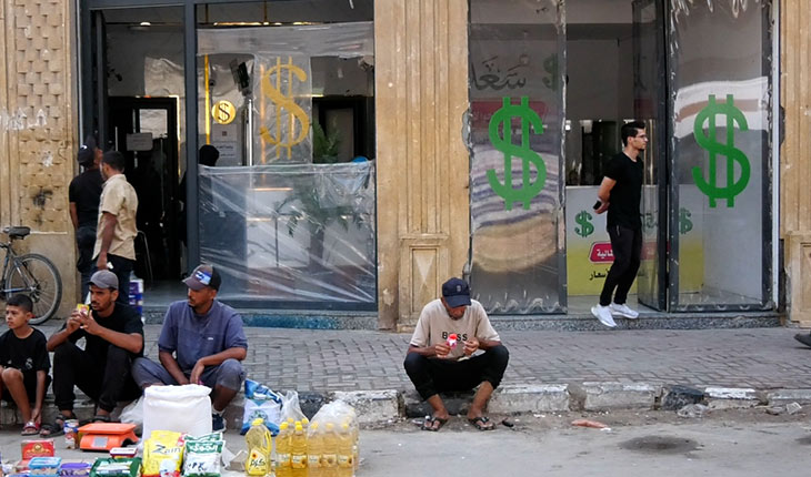 استئجار الحسابات البنكية في غزة… تجارة الاضطرار