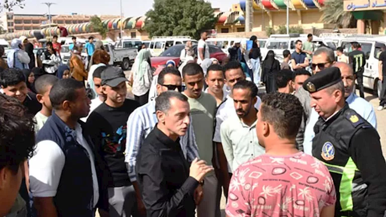 محافظ أسوان يحذر السائقين من مخالفة التعريفة