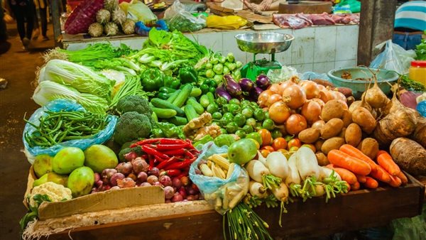 سعر الخضار اليوم، انخفاض الطماطم 13 جنيهًا والفلفل الألوان 10 جنيهات وارتفاع الخيار والثوم