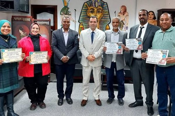 وكيل تعليم أسوان يكرم القيادات المتميزة في جولات "الأتوبيس الطائر" والأنشطة المدرسية
