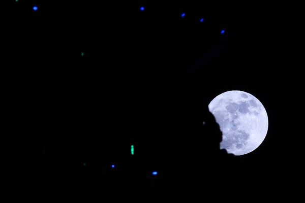 القمر يقترن بعنقود النثرة في سماء المملكة