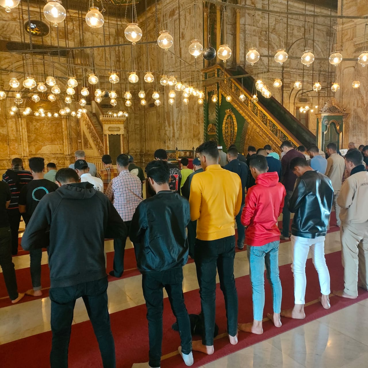 هل تصح صلاة الإمام إذا تذكر أنه على غير وضوء؟ أمين الفتوى يجيب