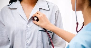 لسه ليها أهميتها.. لماذا يستخدم الطبيب السماعة الطبية رغم تطور الفحوصات