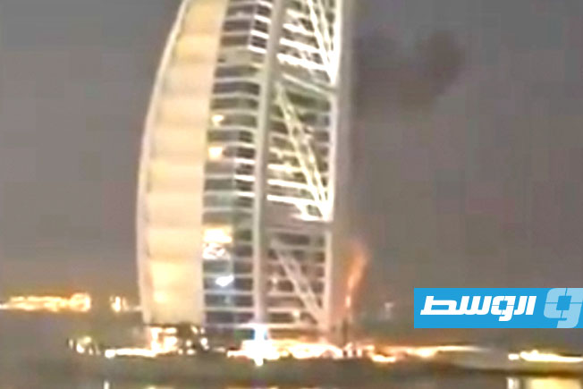 سلطات دبي: حطام مسيّرة تسبب بحريق في واجهة فندق برج العرب
