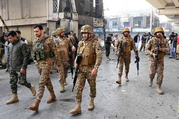 مقتل وإصابة 6 من أفراد الشرطة الباكستانية في هجوم انتحاري