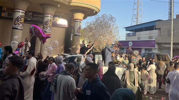 إقبال كبير من أطفال البحيرة على شراء البالونات (فيديو )