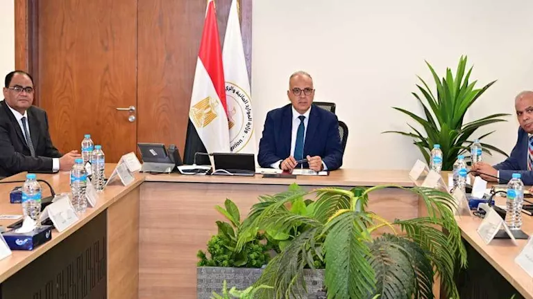 وزير الري يتاابع موقف إيراد نهر النيل