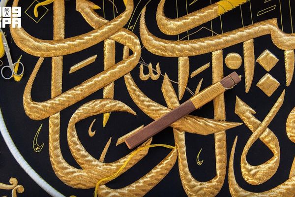 خطّاط كسوة الكعبة المشرفة.. إرثٌ فنيٌّ خالد نقش اسمه بخيوط الذهب على أثواب البيت العتيق