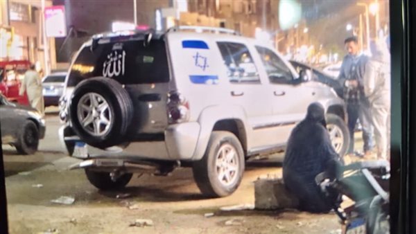 لحظة دهس سيارة تحمل علم إسرائيل عدة أشخاص في كرداسة بالجيزة (فيديو)