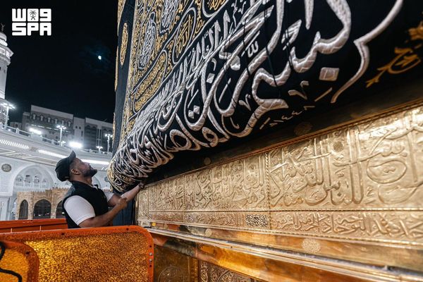 "هيئة العناية بالحرمين" ترفع ستارة باب الكعبة استعدادًا لغسلها