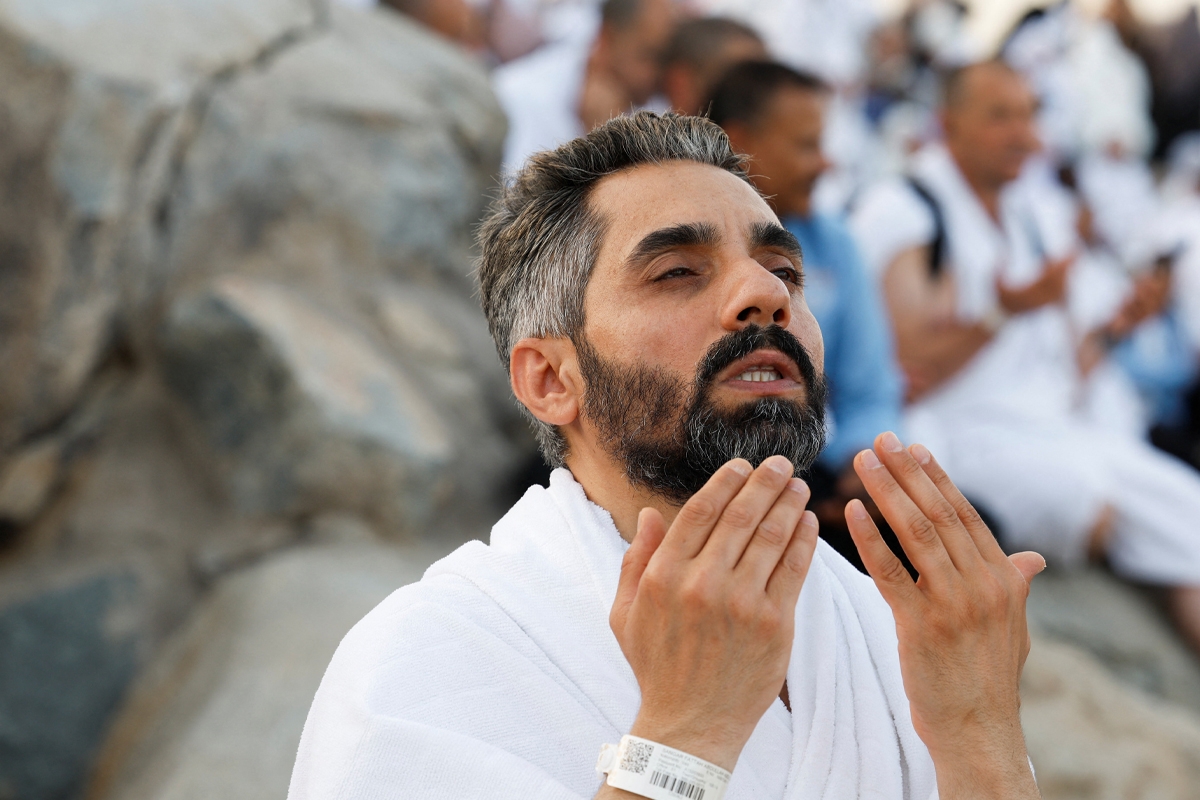 الحجاج يتوافدون إلى صعيد عرفات لأداء ركن الحج الأعظم