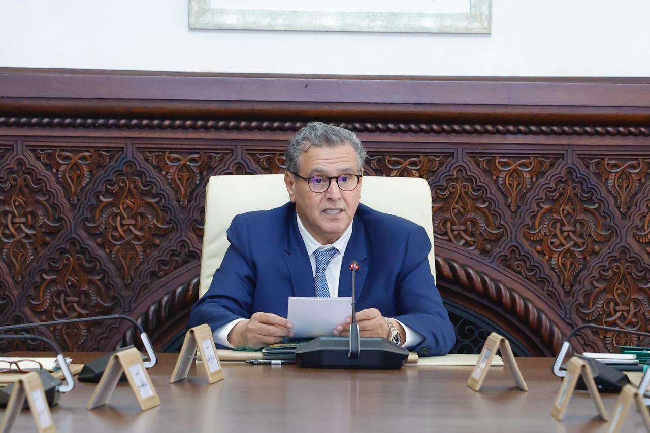نظام معلوماتي موحد وتتبع شهري.. أخنوش يلزم الإدارات بتدابير صارمة لضبط نفقات الموظفين