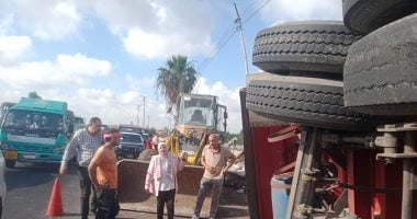 رفع آثار حادث انقلاب سيارة نقل محملة بالبنجر بالطريق الدولى فى الدقهلية