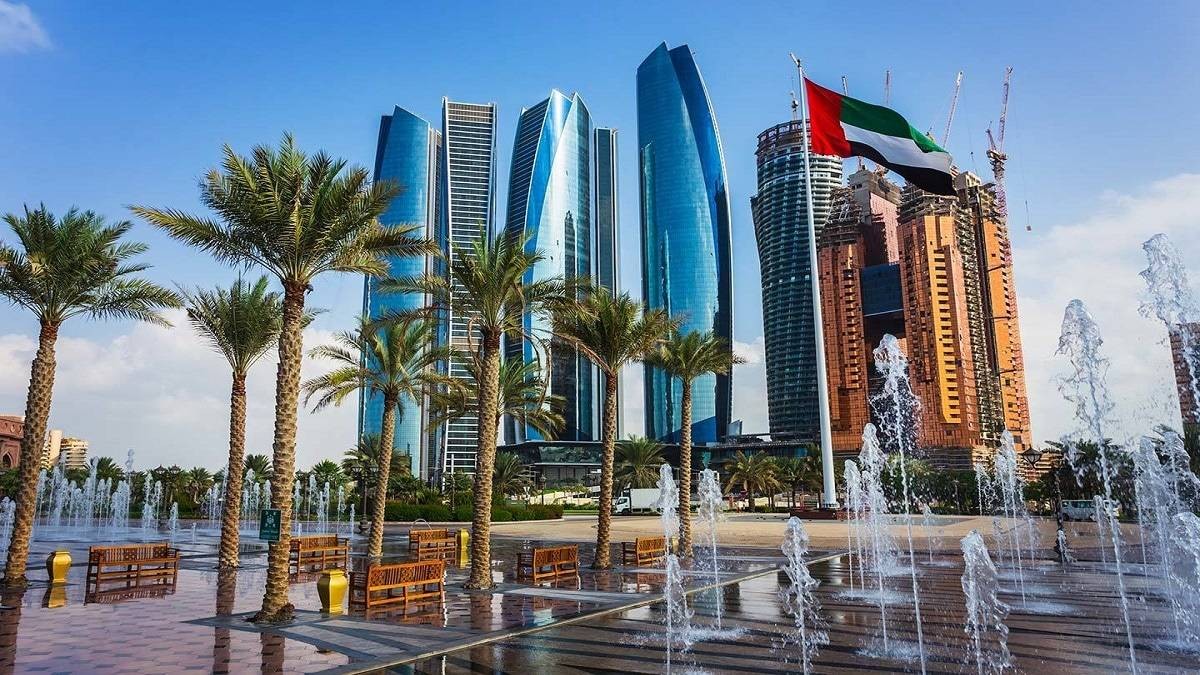 أبوظبي.. الجهات المختصة تتعامل مع حريق في إحدى المنشآت ضمن مجمع الرويس الصناعي
