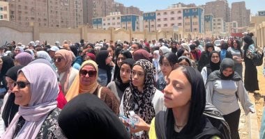 طلاب الثانوية العامة يبدأون امتحان العربى 55 سؤالا منها 51 اختيار من متعدد.. فريق مكافحة الغش بغرفة العمليات يتابع الصفحات المسئولة عن مزاعم الغش..اللجان تجرى تفتيشا ذاتيا للطلاب.. وخبير تربوى يقدم نص
