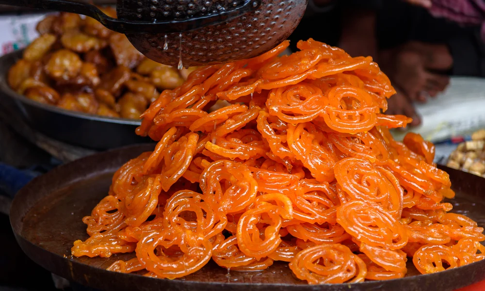 "الأكريلاميد" والملونات.. تحذيرات من استهلاك الزلابية بكثرة خلال رمضان