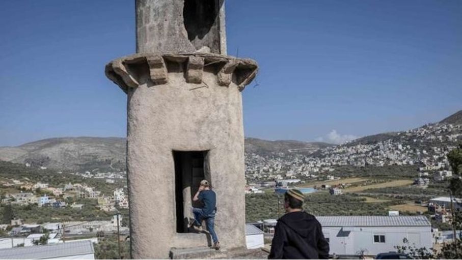 مستوطنون يرفعون علم "إسرائيل" على مسجد وطريق جنوبي الضفة الغربية