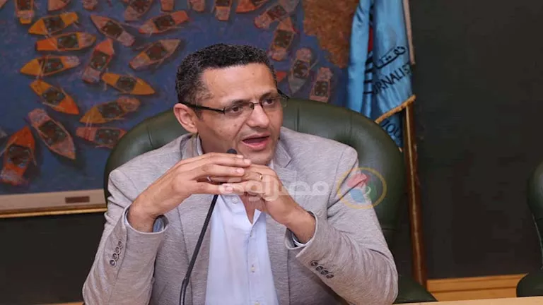 نقيب الصحفيين يصدر بيانا بشأن "واقعة الأتوبيس" وشاب بنها