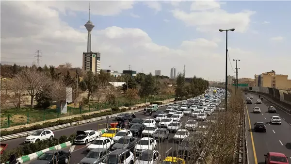احتفالات صاخبة وألعاب نارية في شوارع طهران وأصفهان وشيراز عقب مقتل خامنئي (فيديو)