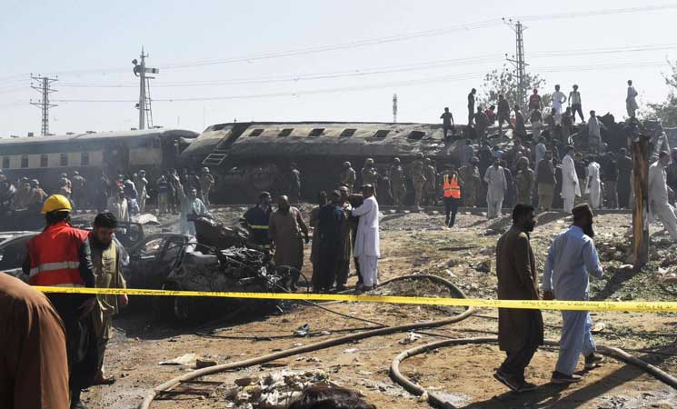 24 قتيلا على الأقل بتفجير قطار يقل عسكريين في جنوب غرب باكستان- (صور وفيديو)