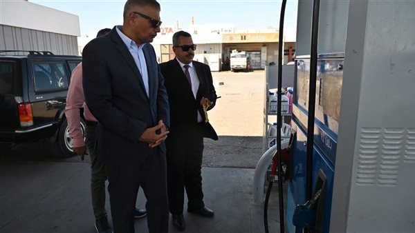 محافظ جنوب سيناء يتفقد محطات الوقود لمتابعة الالتزام بالتعريفة الجديدة