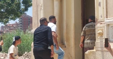 وصول حسنى عبد ربه لتشييع جنازة خاله بالمحلة