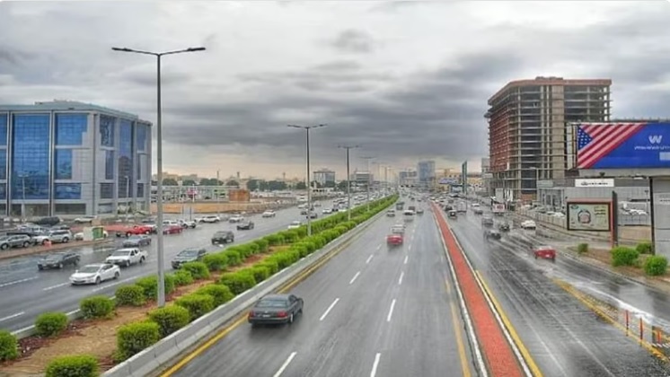 الأرصاد عن طقس السبت: رياح نشطة وأمطار رعدية على عدة مناطق