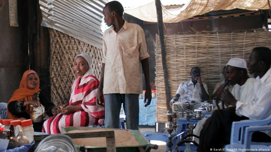 مجلس البرامكة.. طقوس شاي سودانية تصنع تقليدا اجتماعيا فريدا