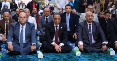 محافظ الجيزة يؤدى صلاة عيد الفطر المبارك بساحة مسجد مصطفى محمود
