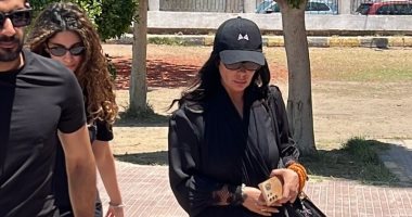 منى زكي تصل مسجد ناصر للمشاركة في جنازة والدة زوجها ببنها