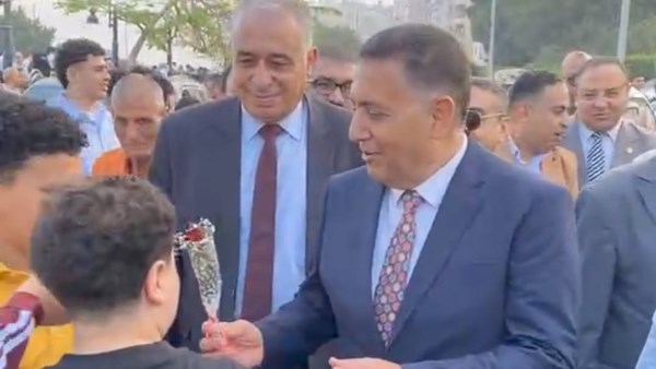 صور تذكارية وتوزيع الهدايا على الأطفال خلال صلاة العيد بالقليوبية