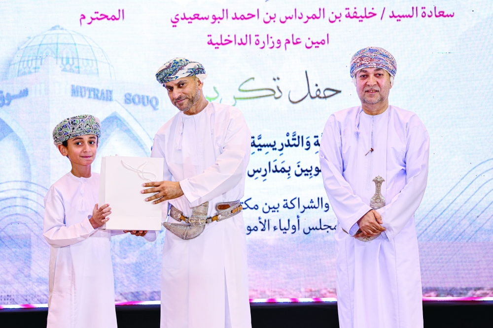 مطرح تكرم 114 من الهيئة التدريسية والطلبة المجيدين