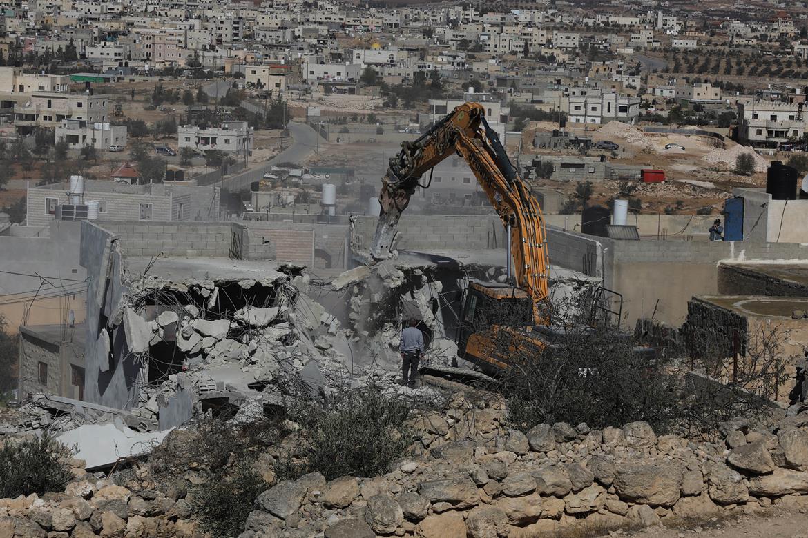 الاحتلال يهدم منزلا في قرية الديرات جنوب الخليل