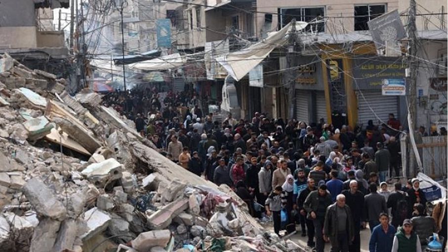 متطوعون غزيون ينتشلون بقايا من تراثهم المكتوب من بين ركام الحرب