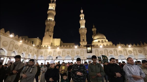 مشهد مهيب، حشود المصلين يملأون جنبات الجامع الأزهر ودعوات صادقة بأن يعم السلام أرجاء العالم