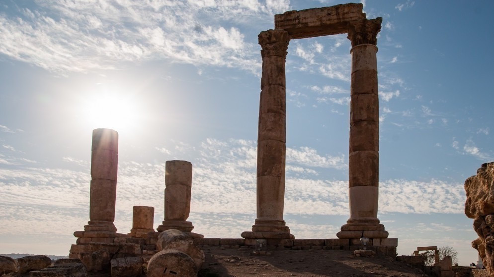 أجواء ربيعية دافئة حتى الجمعة وانخفاض ملموس السبت