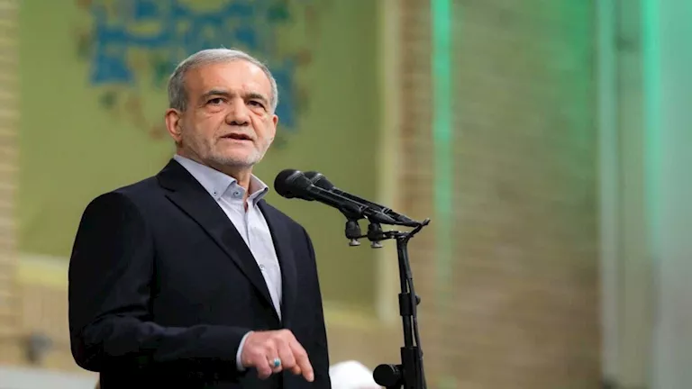 الرئيس الإيراني يشيد بدور الشعب الإيراني في الحرب