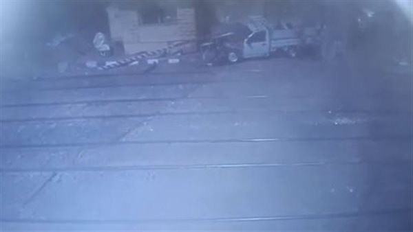“اصطدمت بأحد القطارات”.. “النقل” تشجب واقعة اقتحام عربة ربع نقل مزلقان ميت حلفا (فيديو)
