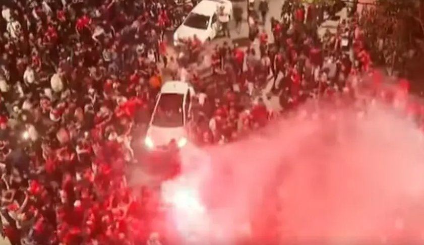 شوارع العاصمة تعيش أجواء استثنائية احتفالا بالتتويج العاشر لاتحاد العاصمة (فيديو)
