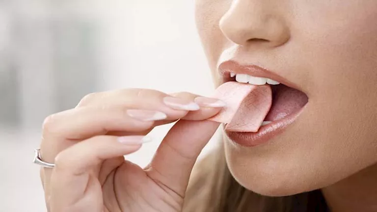 هل يشكل ابتلاع العلكة خطرا على الصحة؟