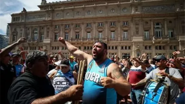 إضراب عام بالأرجنتين يتسبب في إلغاء 255 رحلة جوية وشلل بوسائل المواصلات