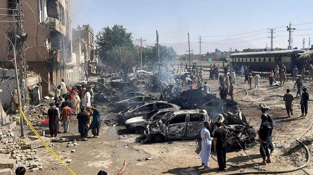 انفجار يستهدف قطار يسفر عن مقتل 20 شخصاً على الأقل في باكستان