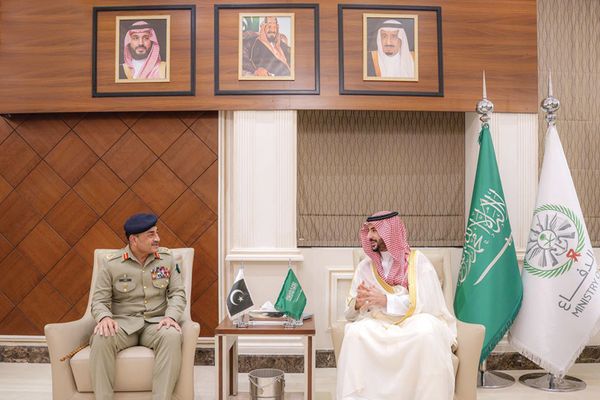 خالد بن سلمان يبحث مع قائد الجيش الباكستاني الاعتداءات الإيرانية