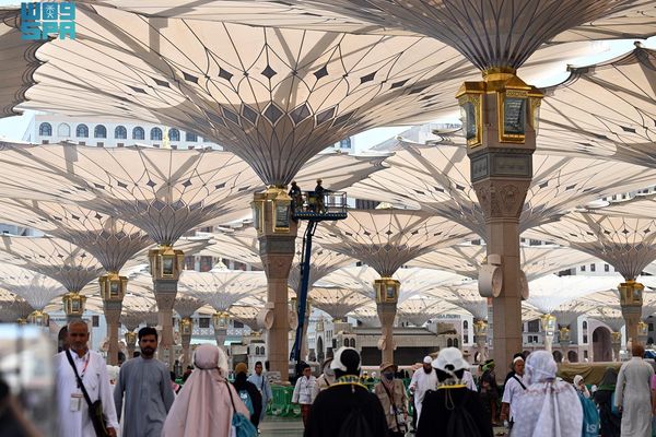 العناية بالمسجد النبوي.. جهود متواصلة لخدمة المصلين والزائرين