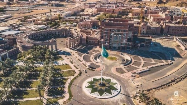 رسوم «منصة خارجية» تثير الحيرة.. طلاب «طيبة» عبر «عكاظ»