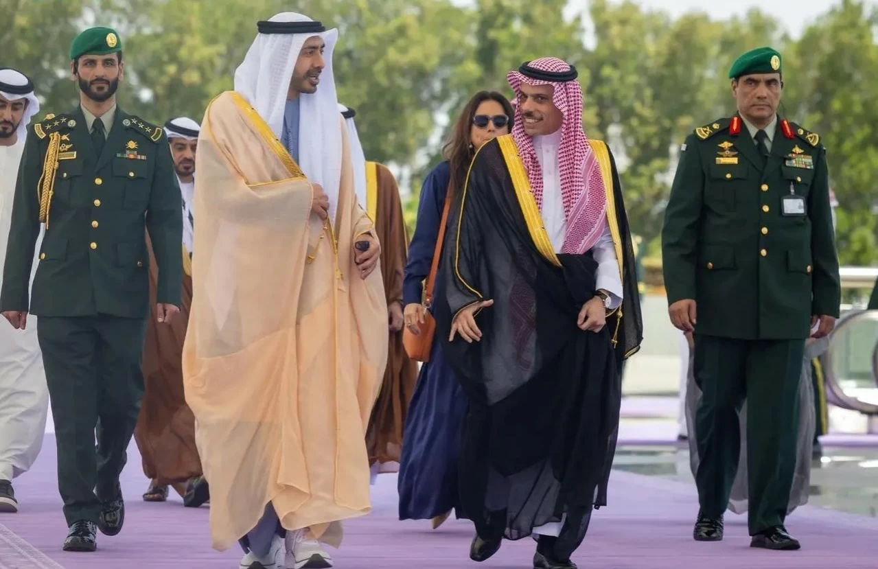 وزير خارجية الإمارات يصل جدة للمشاركة في القمة الخليجية التشاورية