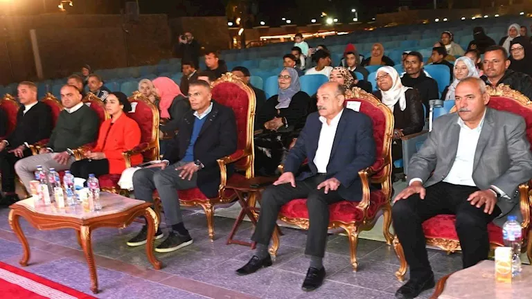 محافظ جنوب سيناء يشيد بأداء فرقة الفنون الشعبية