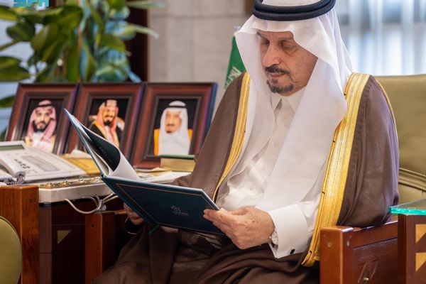 أمير الرياض يستقبل مدير فرع وزارة الرياضة بالمنطقة